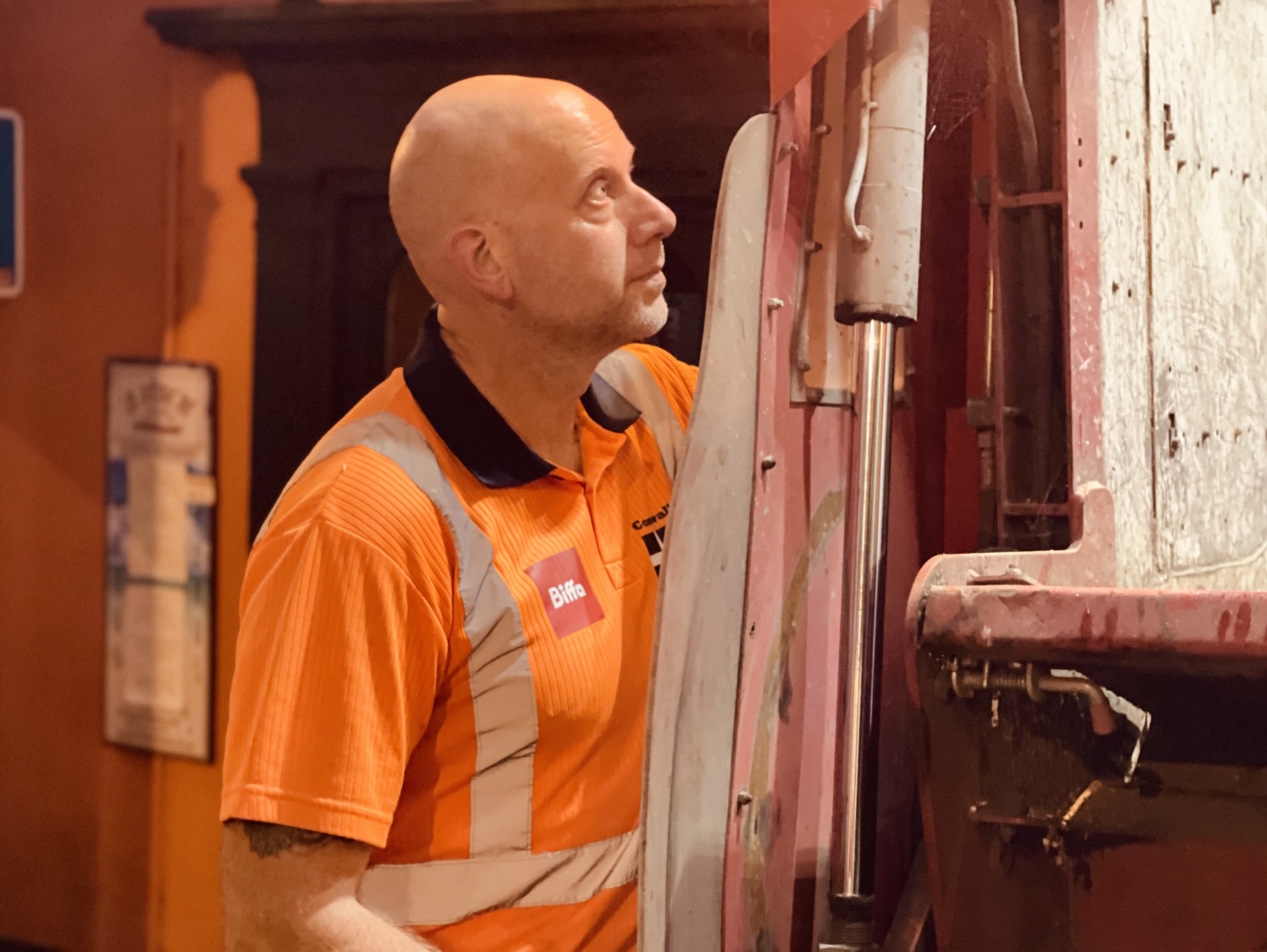 n Darren starts his shift at 4am, working right through until 5pm as part of his 13-hour shift. On this morning he was in a rush, as working alone means constantly getting in and out of the cab. Darren is responsible for both driving the lorry and