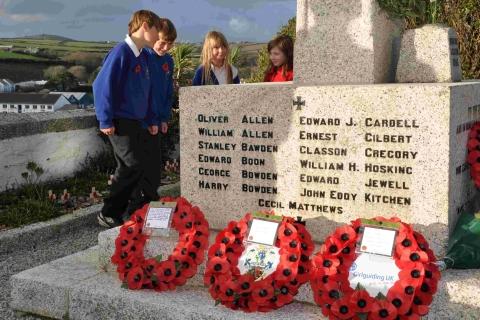 Porthleven: Pupils lay a wreath