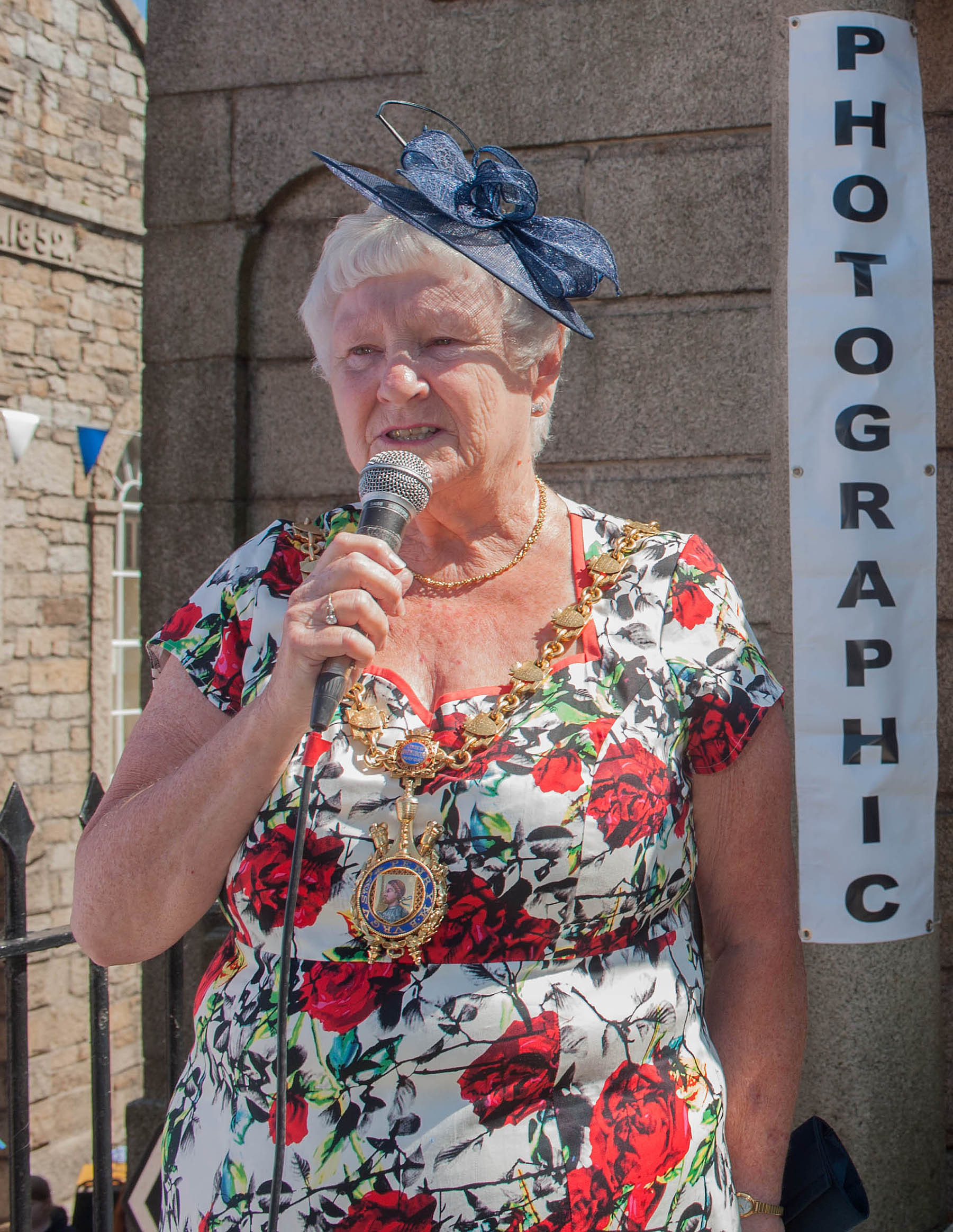 Penryn Mayor Julie Tucker declares the fair open. Picture by Colin Higgs 