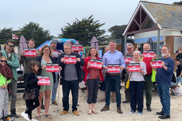 Cllr Jayne Kirkham and Luke Pollard, MP for Plymouth Sutton and Devonport, were at Gyllyngvase Beach in Falmouth on Sunday campaigning on Cornwall’s Housing crisis.
