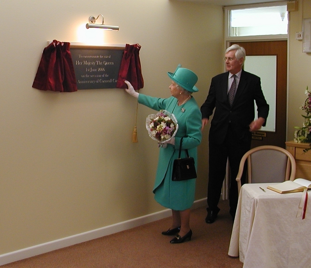 The Queen unveils a plaque to celebrate Cornwall Cares 10th anniversary in 2006