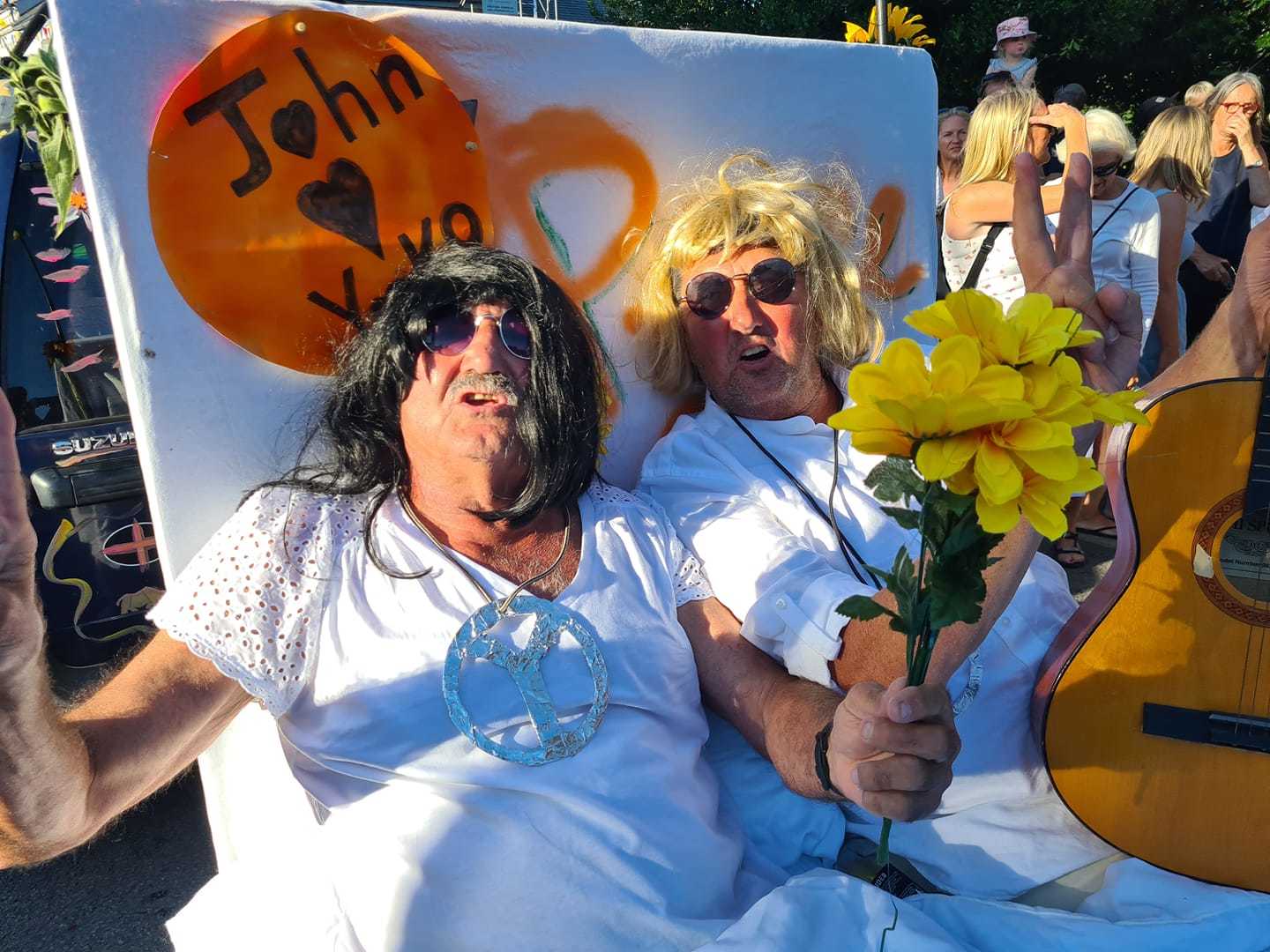Peace! John and Yoko Ono float. Credit: John Hartley